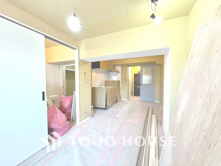 内装 現在改装中◆陽光◆が差し込む。この開放的なLDKに家族の笑顔が集う。家族が一緒に過ごす空間は明るく、そして居心地よく。