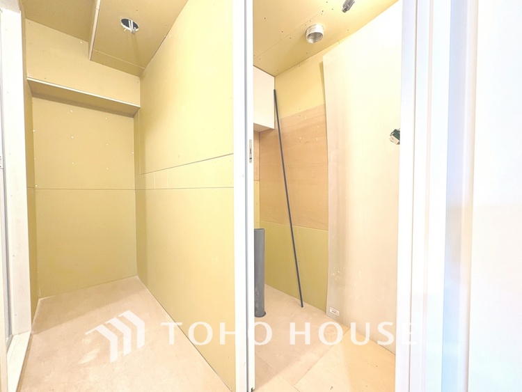 洗面 現在改装中◆快適◆煌びやかな暮らしの中にも忘れたくない快適さ。大きな収納が助けてくれます。