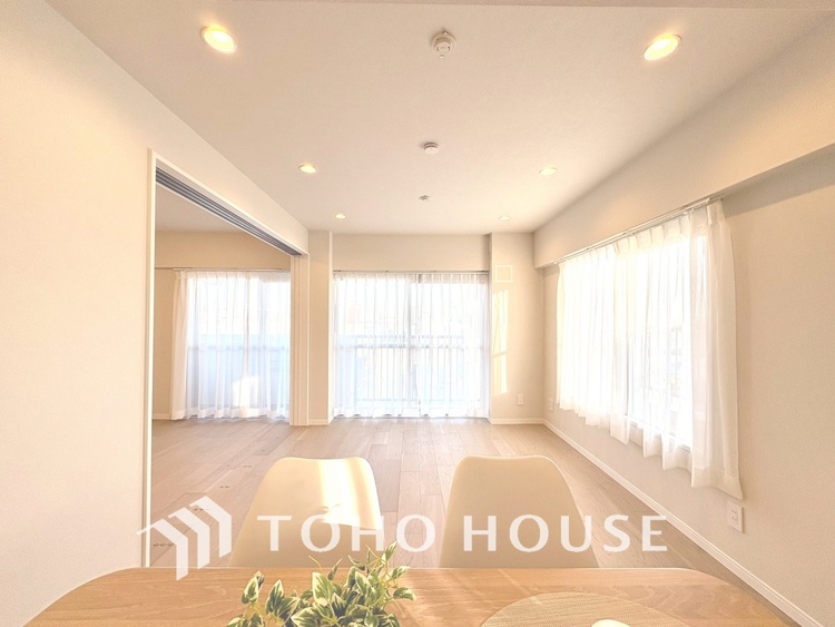 内装 【LIVING】◆扉を◆開くとこの景色。家族の”おかえり”の声が聞こえてきそう。