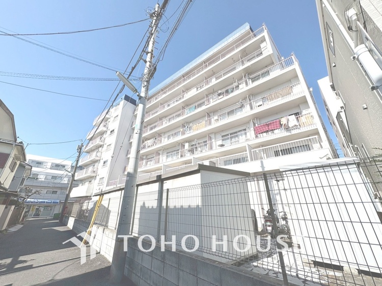 エントランス 【ENTRANCE】◆家族◆家で家族と過ごす時間は限られている。帰りを待つ家族の元へと急ぐときの弾む思い。そんな思いを引き立てる邸宅。