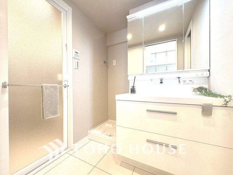 洗面 【WASHROOM】◆快適◆煌びやかな暮らしの中にも忘れたくない快適さ。大きな収納が助けてくれます。