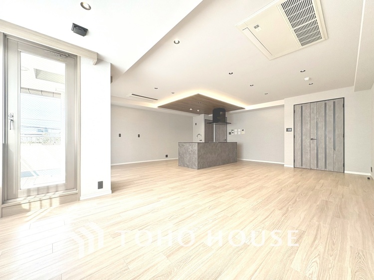 内装 【LIVING】◆扉を◆開くとこの景色。家族の”おかえり”の声が聞こえてきそう。