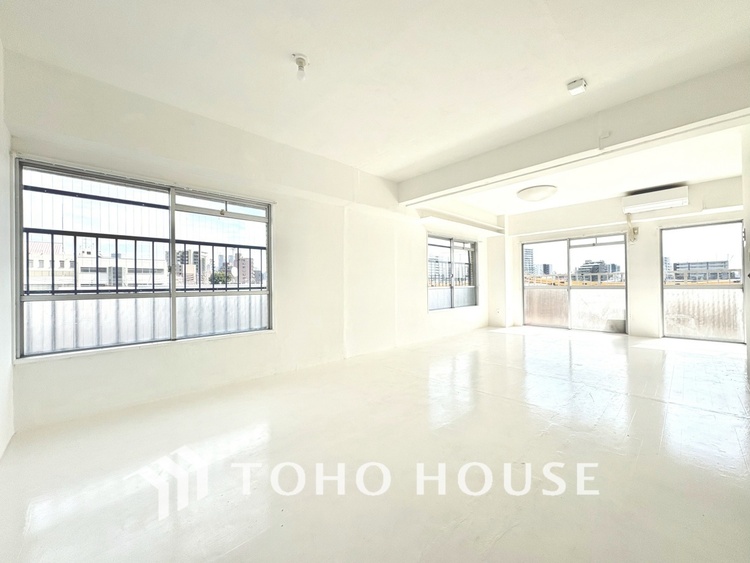 内装 現在改装中◆煌びやか◆愛おしい家族との団欒の時間をより一層幸せなものに感じさせる煌びやかなLDK。輝かしい毎日が待っています。※この画像の家具の配置には、CGによる加工を施しております。