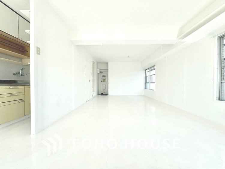 内装 現在改装中◆陽光◆が差し込む。この開放的なLDKに家族の笑顔が集う。家族が一緒に過ごす空間は明るく、そして居心地よく。