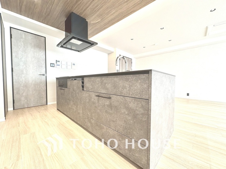 その他 【KITCHEN】◆開放的◆後片付けが楽なシステムキッチン。収納スペースの充実！