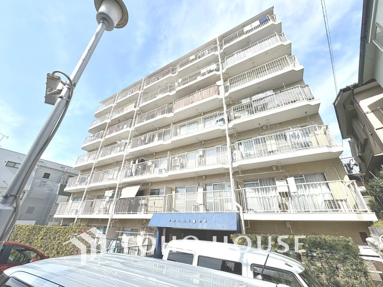 エントランス 【ENTRANCE】◆家族◆家で家族と過ごす時間は限られている。帰りを待つ家族の元へと急ぐときの弾む思い。そんな思いを引き立てる邸宅。