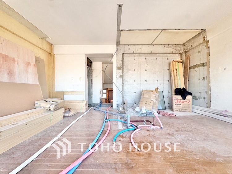 内装 現在改装中◆陽光◆が差し込む。この開放的なLDKに家族の笑顔が集う。家族が一緒に過ごす空間は明るく、そして居心地よく。