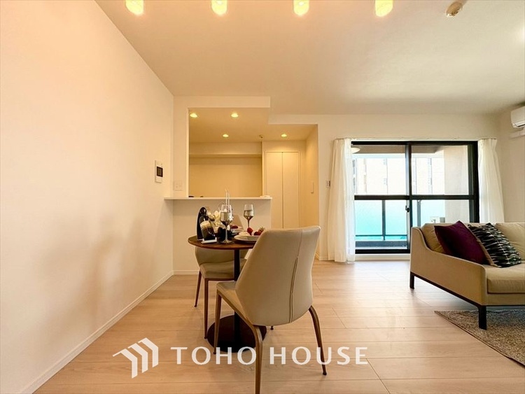 内装 【LIVING】◆眩い◆光が燦々と入り、家族の笑顔を照らす。「いつまでも続いて」と願う夢のような毎日がここにある。