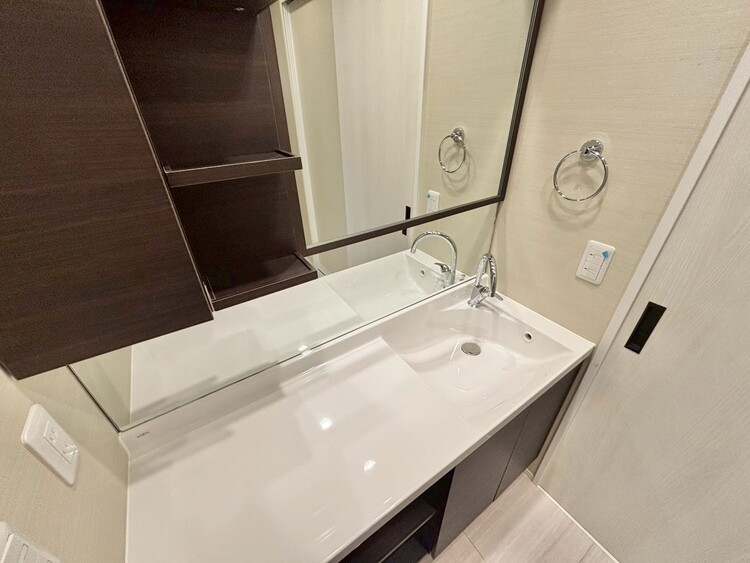 その他 清潔感を感じられる洗面化粧台。