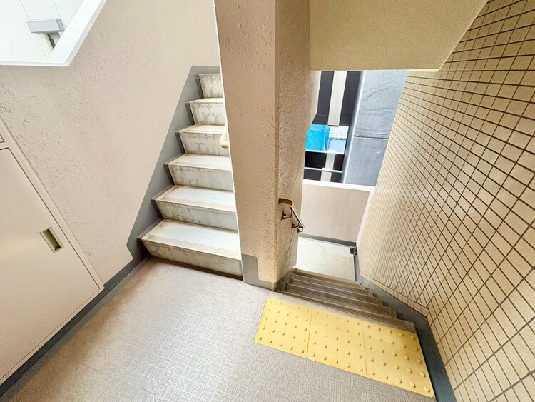 その他 共用部の階段です。明るく清潔に管理されています。