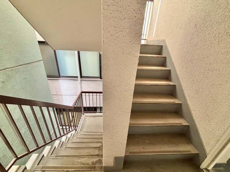 その他 共用部の階段です。明るく清潔に管理されています。