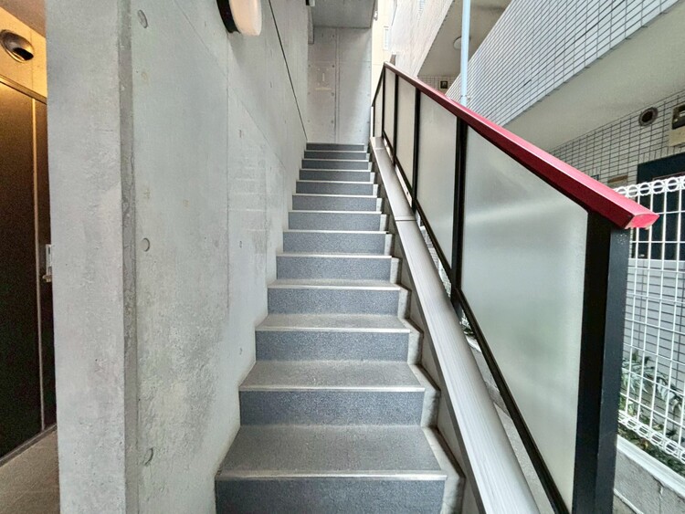 その他 共用部の階段です。明るく清潔に管理されています。