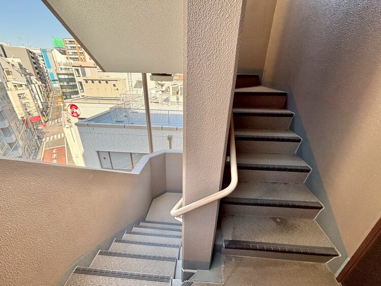 その他 共用部の階段です。明るく清潔に管理されています。