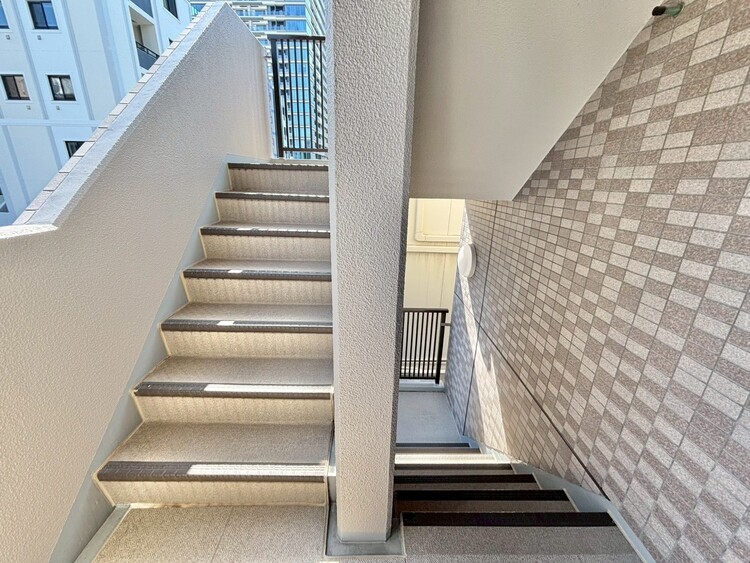 その他 共用部の階段です。明るく清潔に管理されています。