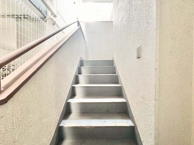その他 共用部の階段です。明るく清潔に管理されています。