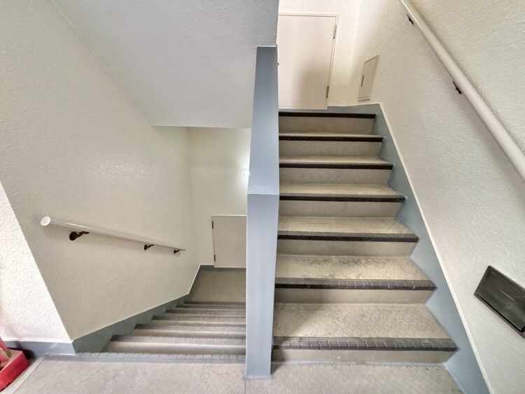 その他 共用部の階段です。明るく清潔に管理されています。