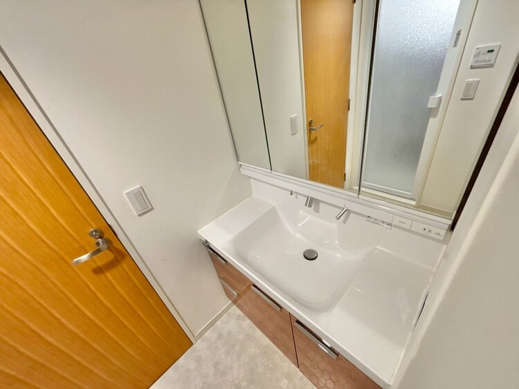 その他 清潔感を感じられる洗面化粧台。