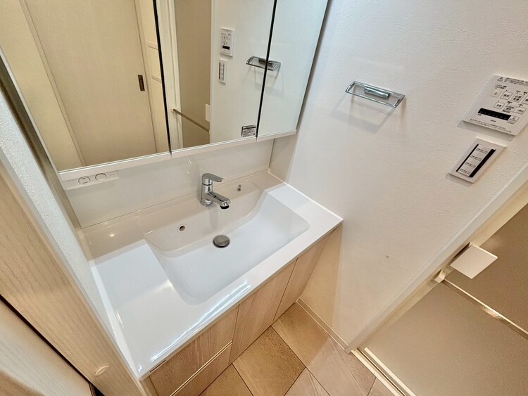 その他 清潔感を感じられる洗面化粧台。