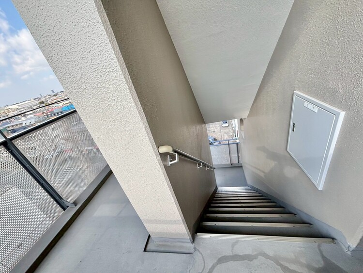 その他 共用部の階段です。明るく清潔に管理されています。