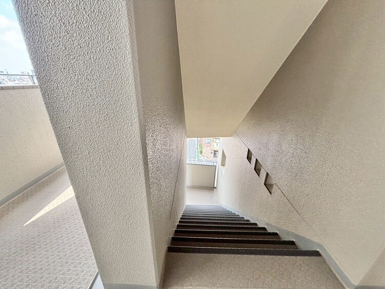 その他 共用部の階段です。明るく清潔に管理されています。