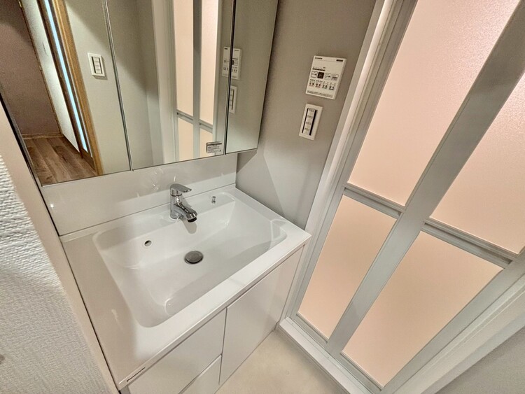 その他 清潔感を感じられる洗面化粧台。