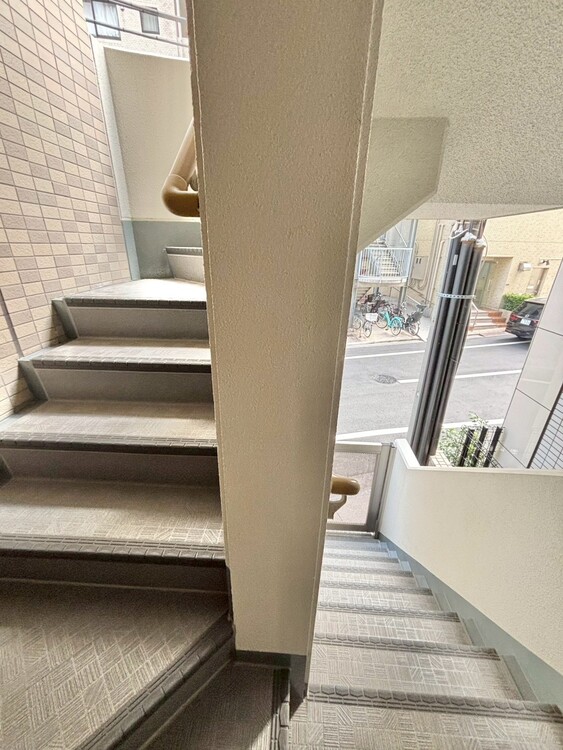 その他 共用部の階段です。明るく清潔に管理されています。