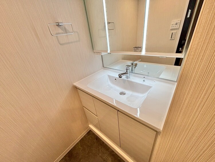 その他 清潔感を感じられる洗面化粧台。