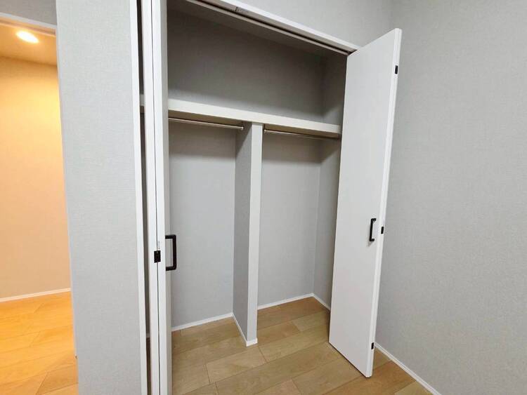 キッチン 【収納】家電やスーツケース、ストック品など何でも片付く嬉しい空間です。