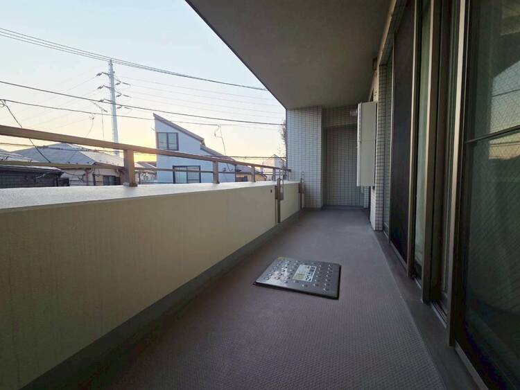 キッチン 【バルコニー】朝の澄んだ空気や、夕方に吹く清々しい風を感じられるバルコニー。