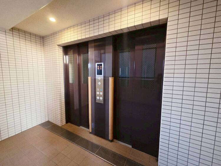 設備 【玄関】清潔感のある落ち着いた雰囲気の玄関です。