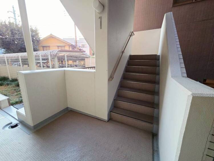 設備 【階段】共用部の階段です。明るく清潔に管理されています。