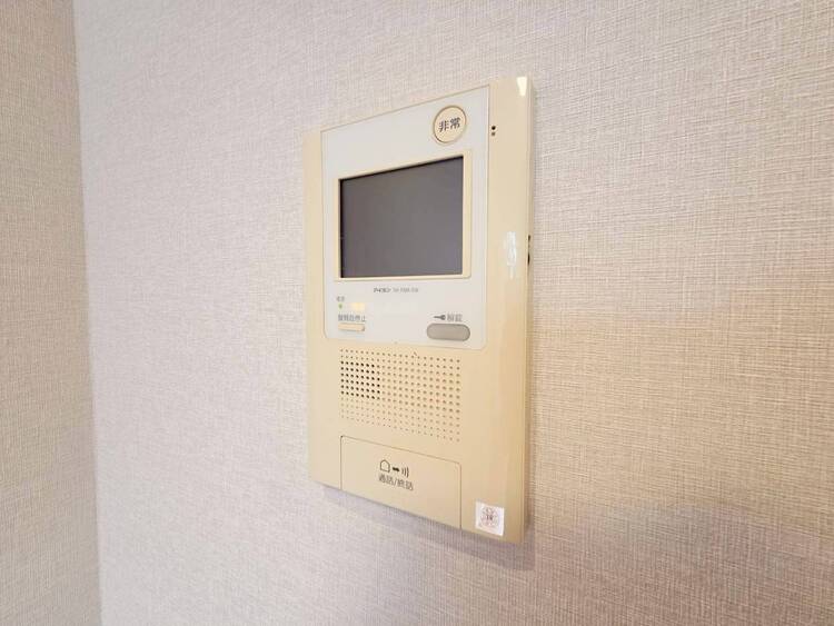 キッチン 誰が来てもわかる様にモニター付きインターホンを設置。