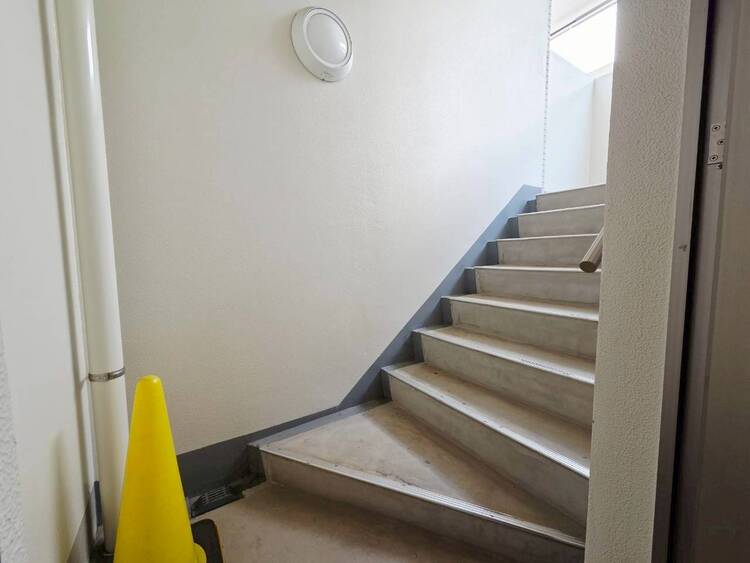 設備 共用部の階段です。明るく清潔に管理されています。