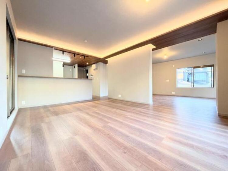 居間 ●〇家族と過ごすひと時を溢れる光が優しく包み込むリビングダイニング。家族とともに、心穏やかに過ごすひととき。家族との時間、自分の時間を大切にできる空間がここにあります。LDKで過ごす時間は大事ですね●