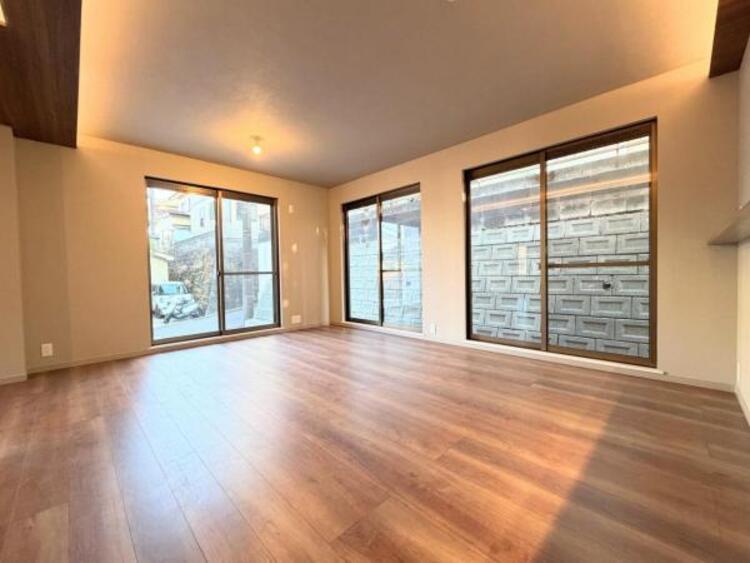 居間 ●〇オープンでのびやかな空間を生み出す、こだわりの広がりとゆとり。家族と過ごす時間を大切にしたい方にぴったりの明るくゆとりある住空間です。南側の窓からの日差しがリビングの中までしっかりと届きます　〇●