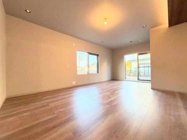 居間 ●〇家族の思いを抱きながら、平和であることに感謝したくなる悠久の時。あたかかく感じるのは、陽当りだけではなかった！広く和やかに暮らせる空間と家族の存在が胸にジーンと響きわたる。理想の住まいがここに〇●