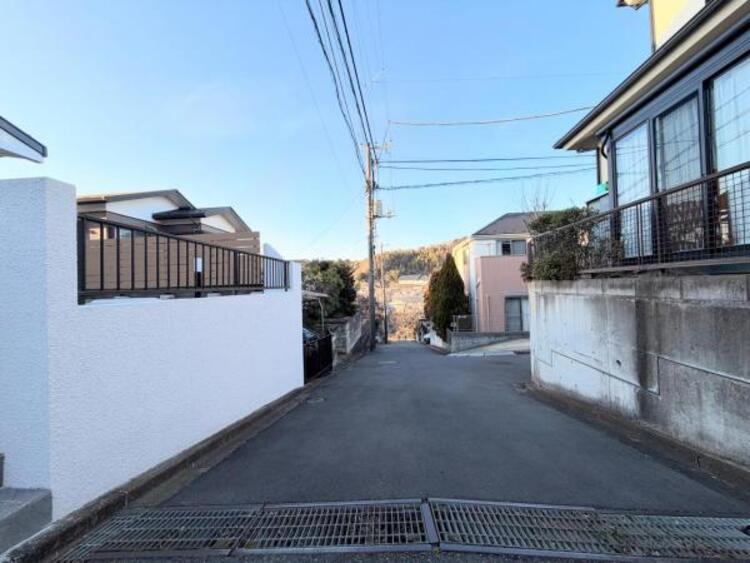 外観 【外観】閑静な車通りの少ない道路。小さなお子様にも安心ですね！しっかり舗装もされていて駐車も楽々！