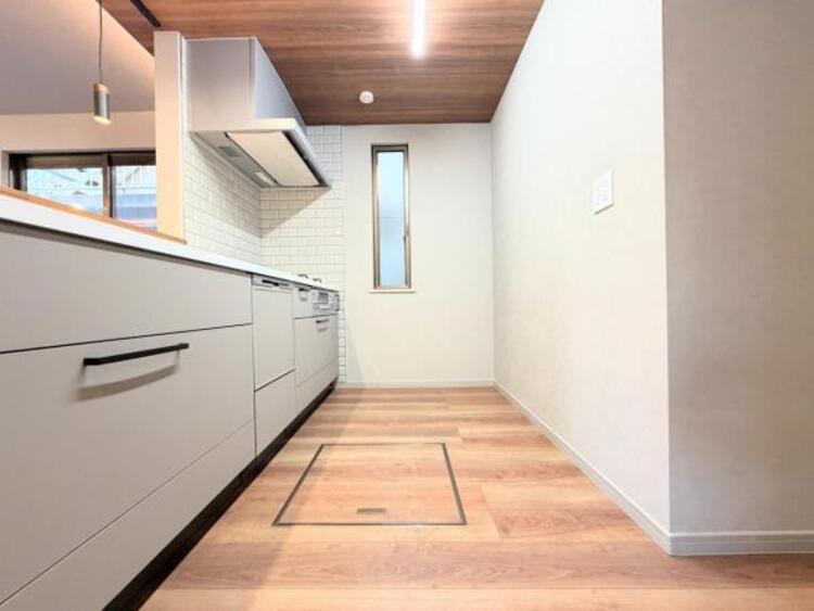 キッチン ●〇家族で並んでクッキング。皆でわいわい楽しく作るお料理は愛情たっぷりのごちそうに。キッチンで過ごす家族時間は大人になっても心に残る素敵なオンリーワンの思い出に。食後の片付けも苦にならない空間です〇●