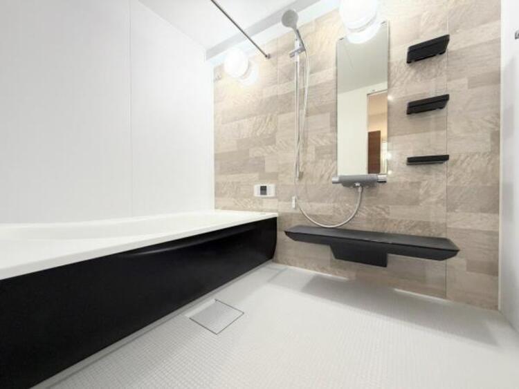 風呂 ●〇ユニットバスはゆったりとくつろげる1坪タイプ。足までしっかりと伸ばせる浴槽は心身ともにしっかりと疲れを癒してくれます。お子様と一緒の入浴でも充分な広さです。バスルームは疲れを癒すくつろぎの場所〇●