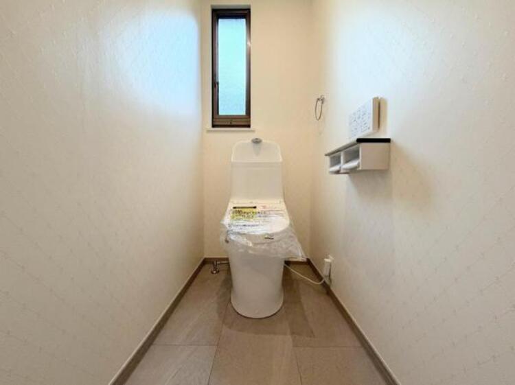 トイレ ●〇ゆとりをもった広さ、白ベースに清潔感ある空間です。もちろんウォシュレットも完備しております。小物を収納するスペースがあるのも良いですね。毎日頻繁に利用する大切な空間だからこそ、こだわりたいです〇●