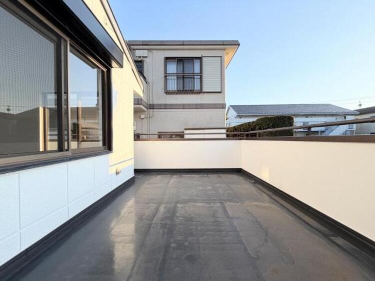 バルコニー 【バルコニー】ワイドスパンのバルコニー！奥行きがあるタイプ！洗濯物が沢山干せて陽はいっぱいあたります