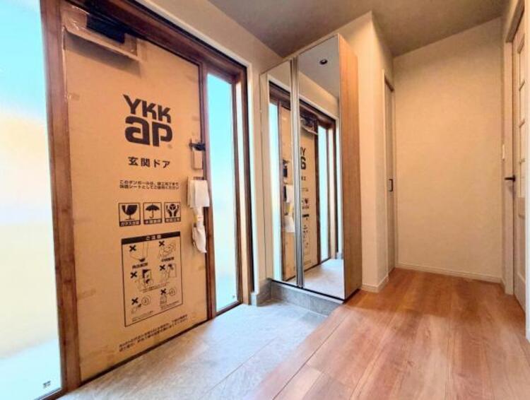 その他 ●〇お客様を迎える玄関は落ち着いた雰囲気。帰る度に洗練されたテイストの空間に迎えられ誇りと喜びを感じる玄関まわりです。そんな安らぎに満ちた生活空間を予感させる生活イメージが湧き出てきそうな物件です〇●