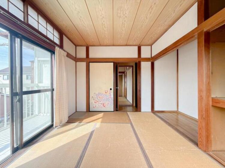 内装 採光を確保した明るい室内は風通しも良く穏やかな時が流れます！様々な生活スタイルにも対応可能な間取り。採光もアクセントの一つとして。この明るい好みの空間で読書をしたり、音楽を聞いたりと一人の時間も充実！ 