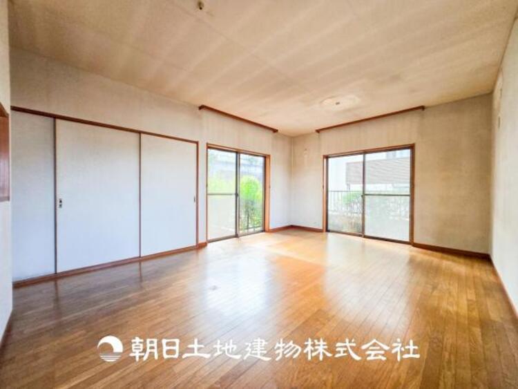 居間 【リビング】大切なご家族、招いた友人と過ごすひと時を溢れる光が優しく包み込む空間。