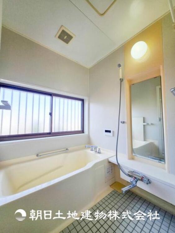 風呂 【浴室】1日の疲れを癒すバスタイム。心地よいリラックスを叶える独立した美しい空間です。