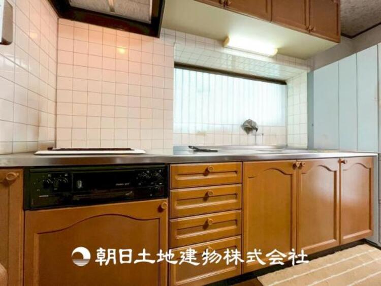 キッチン 【キッチン】日々の生活における家事の動線やリビングとの往来のしやすさに配慮し、お食事の準備や後片付けなどの家事を少しでも楽にするキッチンスペースを目指しました。毎日使う場所だからこそ。ストレスなく使えて、居心地が良くないといけないと思います。