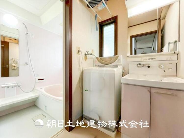 洗面 【洗面化粧台】落ち着いた清潔感のある空間は、身だしなみチェックや肌のお手入れに適しています。収納も十分にあり、スッキリとした印象の良い空間を作りました。時間に余裕とゆとりを持たせます。