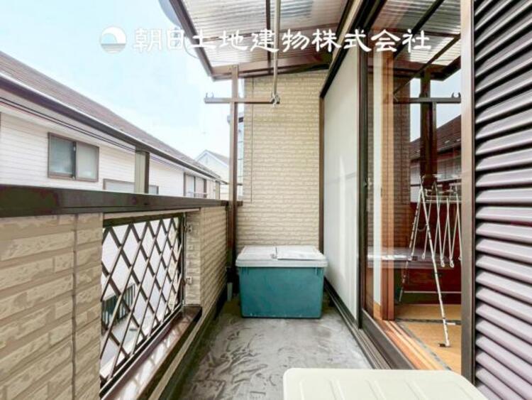 バルコニー 【バルコニー】太陽に愛された家。陽当り・通風に優れた魅力的で快適さを追求した住宅です。ここに住むからこそ意味がある。そんな特別感に浸りながら、毎日をお過ごし下さい。