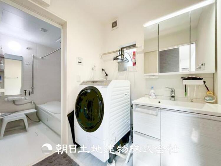 洗面 【洗面化粧台】慌ただしい1日が始まり、充実した1日の終わりを締めくくる洗面所。快適に過ごせることはもちろん、収納や機能性を兼ね備えた洗面化粧台です。