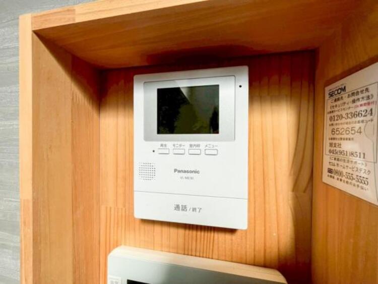 設備 【モニター付きインターホン】訪問者の確認が出来るので、セキュリティ対策にも最適のモニター付きインターホン。